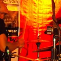 dosen-yang-seorang-drummer-metalaslinyalo