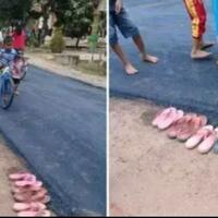 baru-pertama-rasakan-jalan-diaspal-bocah-ini-lepas-sandal-saat-akan-menginjak-jalan