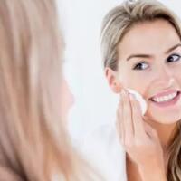 kesalahan-terbesar-wanita-saat-membersihkan-makeup-sebelum-tidur