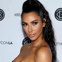 bak-wanita-super-kaya-kim-kardashian-pakai-baju-dipenuhi-dolar-as