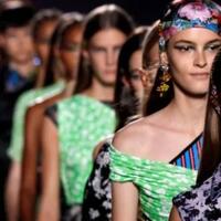 lagi-heboh-di-jagat-fashion-michael-kors-beli-versace-rp-30-triliun