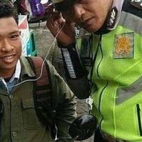 pakai-headset-saat-berkendara-bisa-bikin-koit-loh