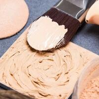 5-kesalahan-pakai-foundation-yang-bikin-wajah-terlihat-tua