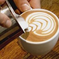 seorang-barista-membuat-latte-art-langsung-di-mulut-peminumnya-hasilnya-memukau