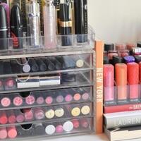 aku--koleksiku-bibirnya-satu-lipstiknya-buanyak