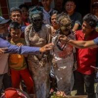 serem-obati-kangen-bocah-ini-usap-tengkorak-sang-ibu-di-ritual-manene