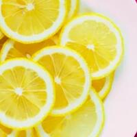 3-cara-mengatasi-bibir-hitam-dengan-lemon