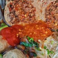 pedas-nendang-5-tempat-ini-punya-bakso-mercon-isi-rawit