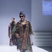 jadi-model-catwalk-menteri-susi-bikin-heboh-jakarta-fashion-week