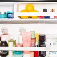 kebiasaan-simpan-make-up-di-kulkas-ada-manfaatnya