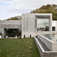 rumah-ini-dibangun-dari-beton-desainnya-menyerupai-bunker-anti-nuklir-gan