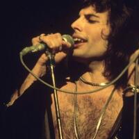 kisah-hidup--freddie-mercury-legenda-rock-yang-ditumbangkan-hiv--aids