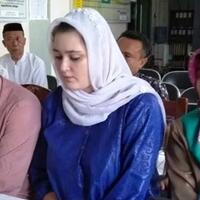 kepincut-pemuda-kuningan-mahasiswi-amerika-jadi-mualaf-menikah-bulan-depan