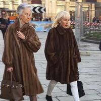 foto-candid-nenek-nenek-bergaya-stylish-mana-yang-paling-kece