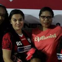 cantiknya-istri-dari-bintang-sepakbola-papua