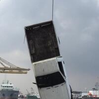 mobil-tercebur-di-pelabuhan-jayapura-seluruh-penumpang-tewas