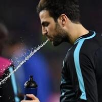 ini-penjelasannya-kenapa-pemain-bola-memuntahkan-lagi-air-yang-diminum