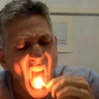 gila-rekor-baru-memadamkan-37-batang-korek-api-dengan-lidah