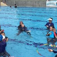 pengalaman-mengajak-anak-belajar-berenang