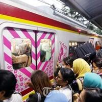 gerombolan-pria-masuk-paksa-ke-gerbong-krl-khusus-wanita-hufft