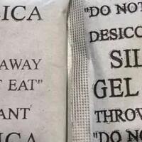 milenial-harus-tahu-manfaat-luar-biasa-silica-gel-yang-ada-di-sepatu-tas-baru