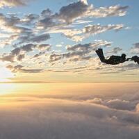 awan-cantik-langit-aussie-yang-bikin-lo-bisa-minat-jajal-wingsuit-flying