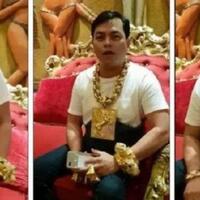 pamer-pria-ini-selalu-pakai-perhiasan-emas-quotsegede-gabanquot-beratnya-13-kg