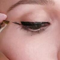 5-tren-pakai-eyeliner-untuk-liburan-akhir-tahun