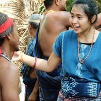 finda-andrian---host-cantik-yang-mampu-bersahabat-dengan-alam