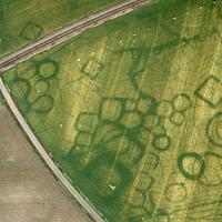cropmarks-bagaimana-cuaca-kering-dapat-mengungkapkan-situs-arkeologi-tersembunyi