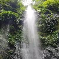 tebing-indah-yang-mengelilingi-wisata-curug-lawe-semarang