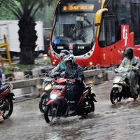 naik-motor-saat-hujan-5-hal-nyebelin-ini-sering-terjadi