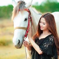 waduh-jatuh-cinta-sama-quotseekor-kudaquotwanita-ini-nekat-belajar-bahasa-hewan