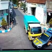 truk-tabrak-mobil-patwal-polisi-kesalahan-mutlak-pengemudi-truk