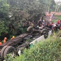 bus-kramat-djati-terjun-ke-tebing-10-meter-di-bandung-2-orang-tewas