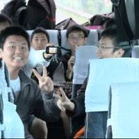 enaknya-duduk-di-paling-belakang-waktu-di-bus