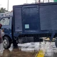 keluhan-pejalan-kaki-harus-ngalah-karena-truk-di-trotoar-tanah-abang