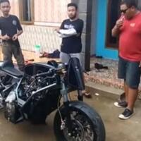 kreatif-builder-ini-bangun-motor-pake-mesin-toyota-kijang