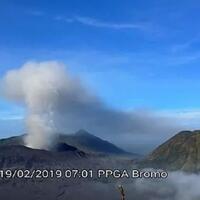 gunung-bromo-erupsi-wisatawan-diminta-menjauh-1-km