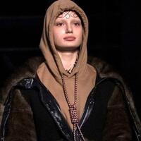 koleksi-hoodie-menyerupai-orang-bunuh-diri-merek-fashion-burberry-tuai-kritik