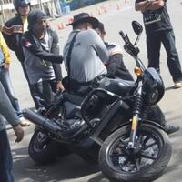 mendirikan-motor-dengan-cara-yang-mudah-dan-safety-patut-diterapin-gan