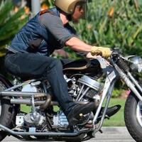 gak-hanya-di-indonesia-public-figur-dunia-ini-juga-hobi-main-motor