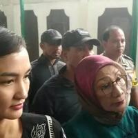 ratna-sarumpaet-jalani-sidang-ketiga-atiqah-hasiholan-kembali-dampingi-sang-bunda