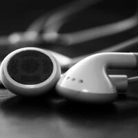 jangan-pernah-ketiduran-saat-mendengarkan-musik-dengan-earphone-bisa-tuli
