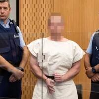 pelaku-teror-new-zealand-nyengir-dan-tunjukkan-simbol--ok--terbalik-artinya