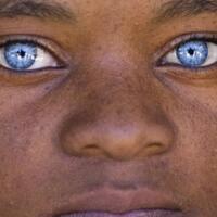 asal-usul-orang-kulit-hitam-dengan-mata-biru