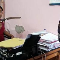 suami-pergoki-istri-selingkuh-di-kamar-mandi-golok-pun-melayang