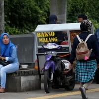 dikuasai-pkl-pedestrian-sudirman-jadi-semrawut