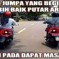cewek-main-motor-gak-salah