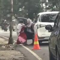 viral-ibu-dorong-anak-dari-mobil-khilaf-dan-emosi-berakhir-klarifikasi